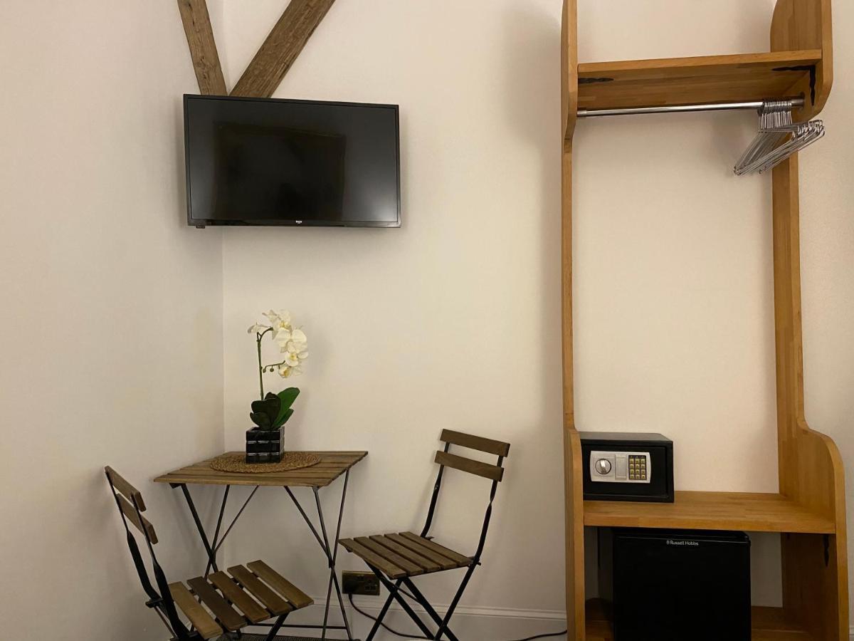 Royal Mile Balconies By The Castle Aparthotel Edimburgo Exterior foto A room at the hotel
