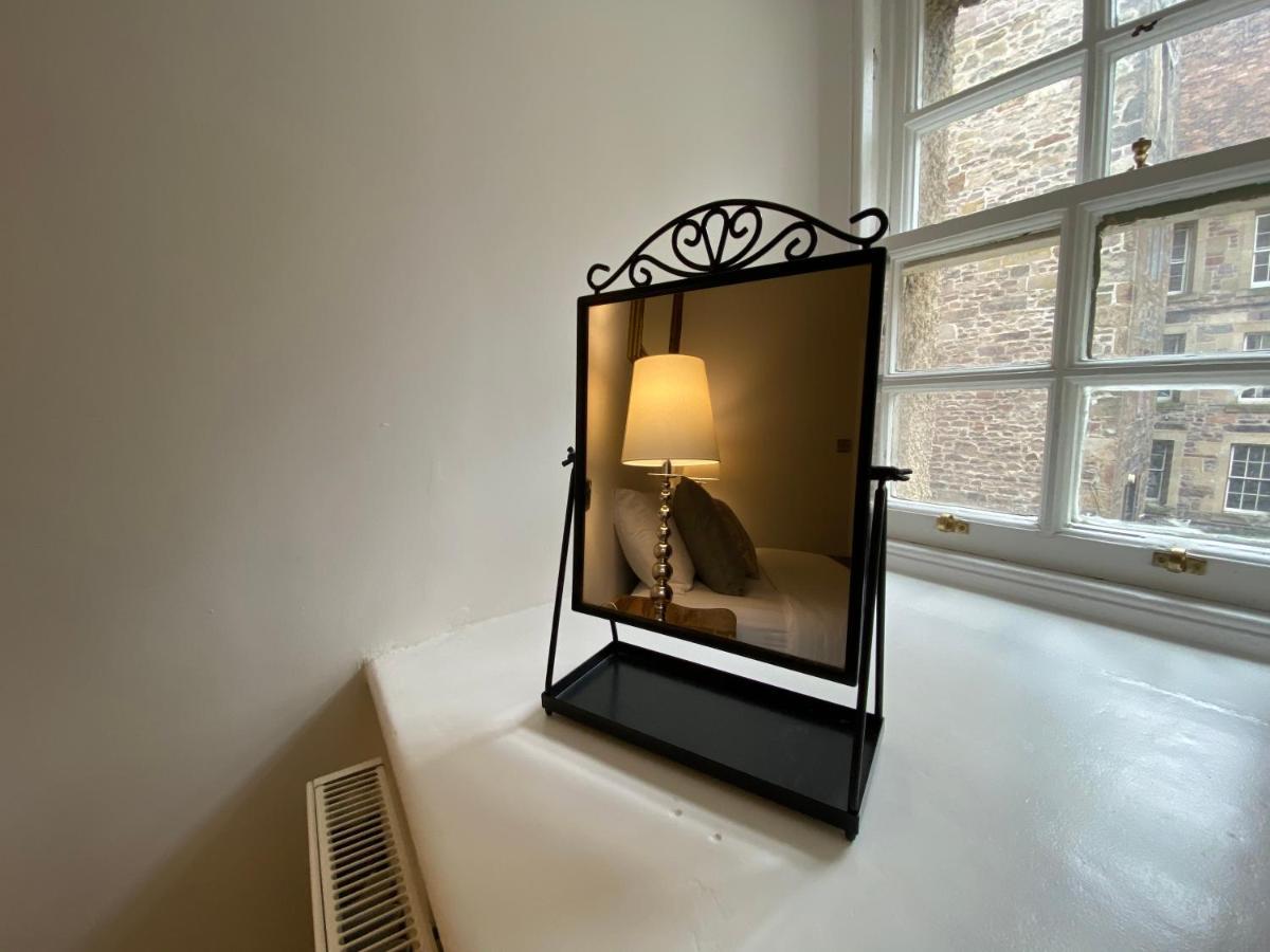 Royal Mile Balconies By The Castle Aparthotel Edimburgo Exterior foto A table mirror