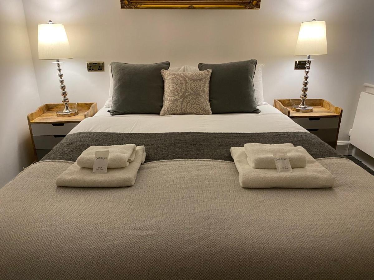 Royal Mile Balconies By The Castle Aparthotel Edimburgo Exterior foto A bedroom at the hotel
