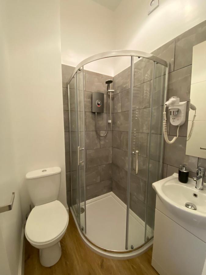 Royal Mile Balconies By The Castle Aparthotel Edimburgo Exterior foto A shower cubicle