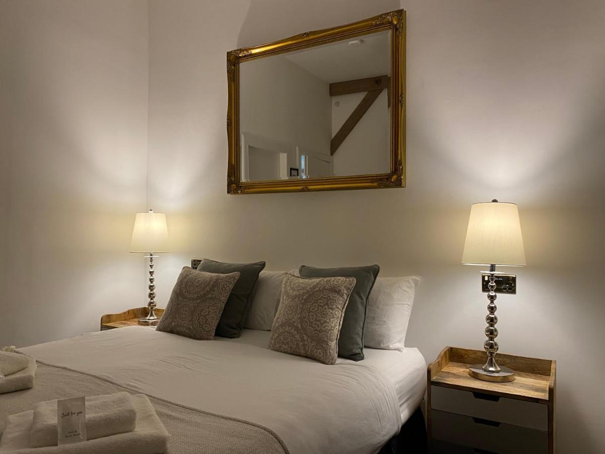Royal Mile Balconies By The Castle Aparthotel Edimburgo Exterior foto A bedroom at The Old Post Office