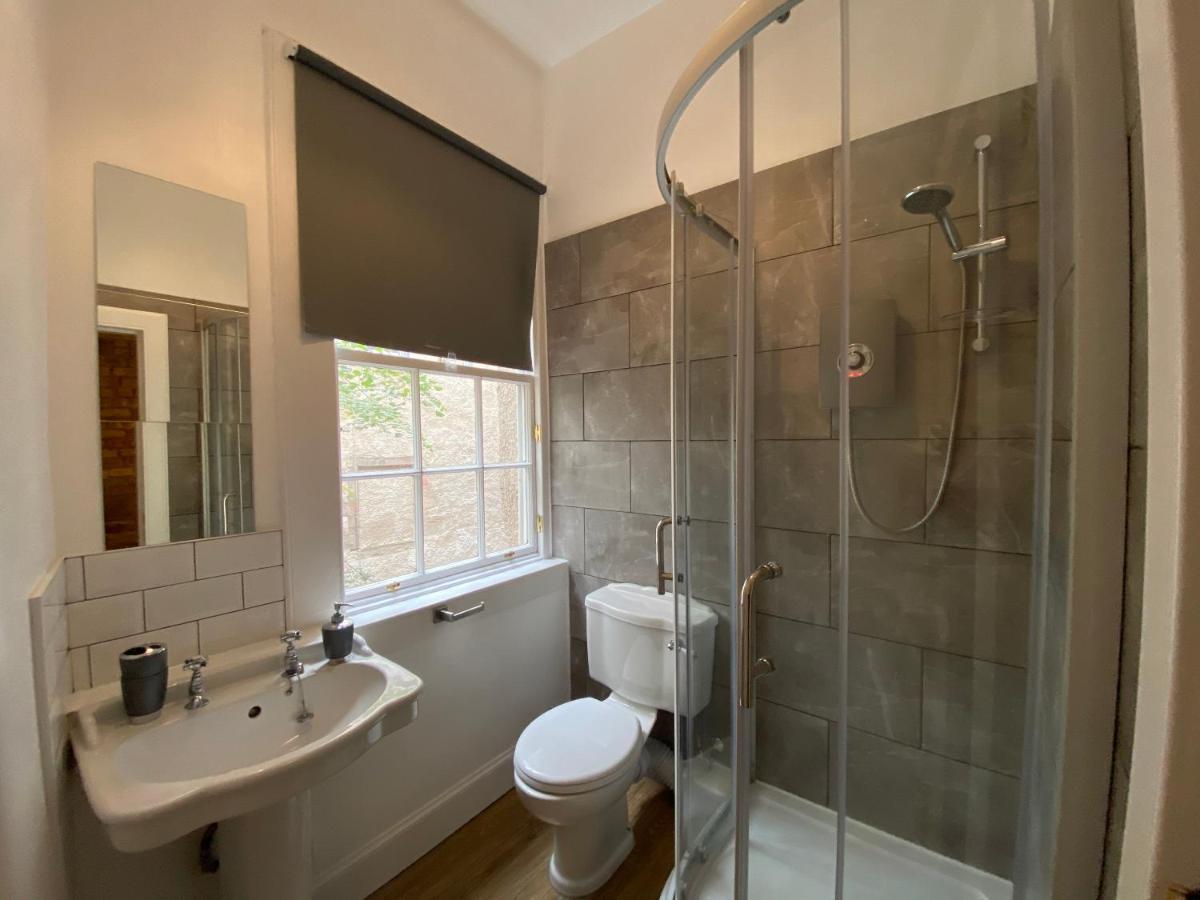 Royal Mile Balconies By The Castle Aparthotel Edimburgo Exterior foto A shower room in the UK