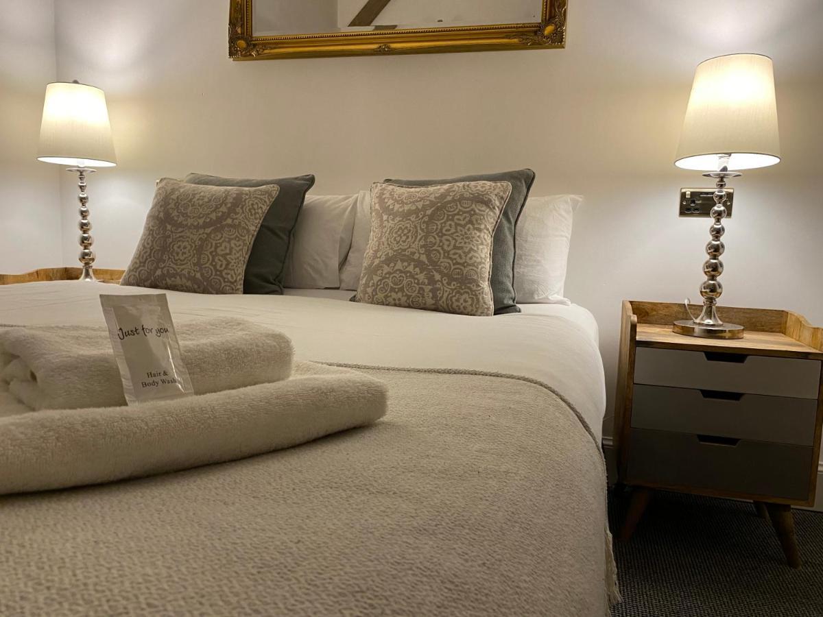 Royal Mile Balconies By The Castle Aparthotel Edimburgo Exterior foto A bedroom at the hotel