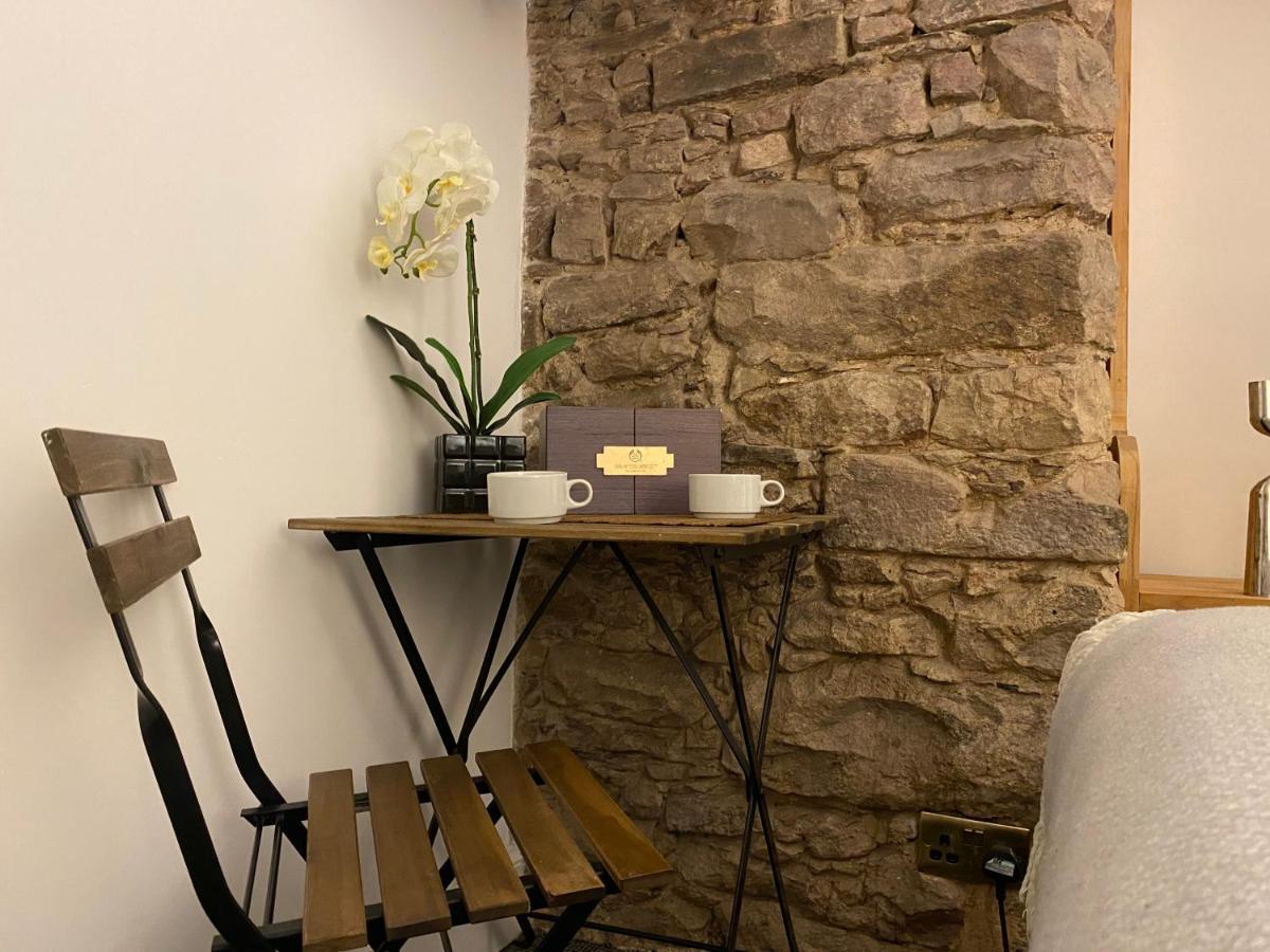 Royal Mile Balconies By The Castle Aparthotel Edimburgo Exterior foto A small bistro table