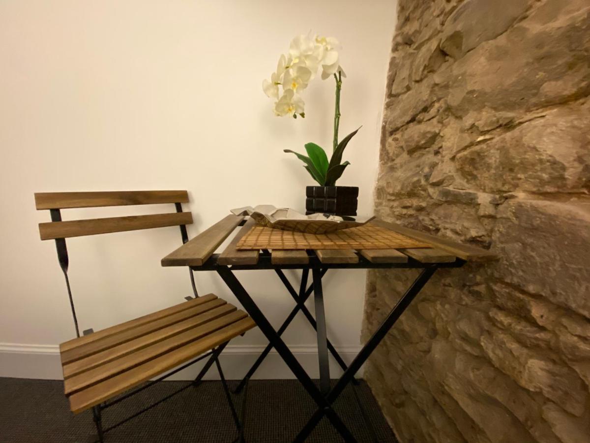 Royal Mile Balconies By The Castle Aparthotel Edimburgo Exterior foto A folding table and chair
