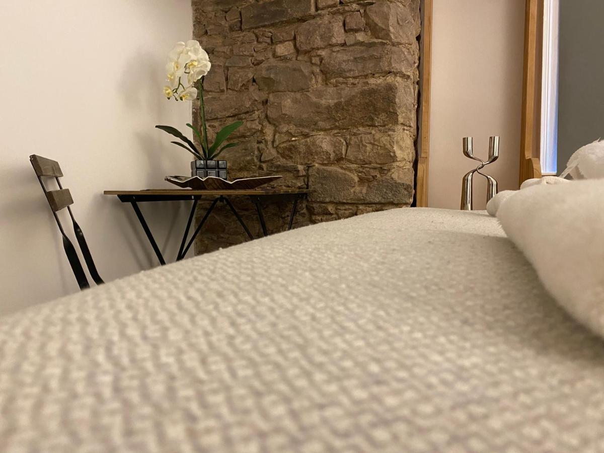 Royal Mile Balconies By The Castle Aparthotel Edimburgo Exterior foto A bed with a mattress