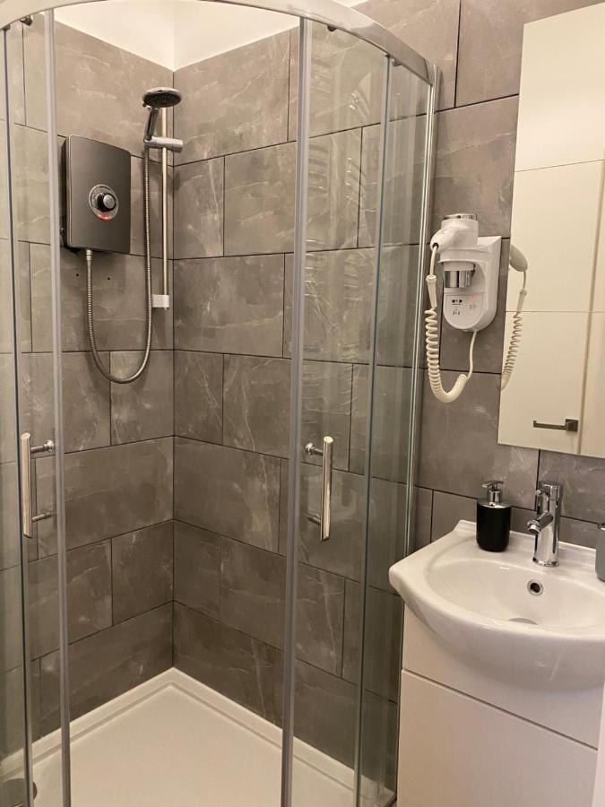 Royal Mile Balconies By The Castle Aparthotel Edimburgo Exterior foto A shower cubicle