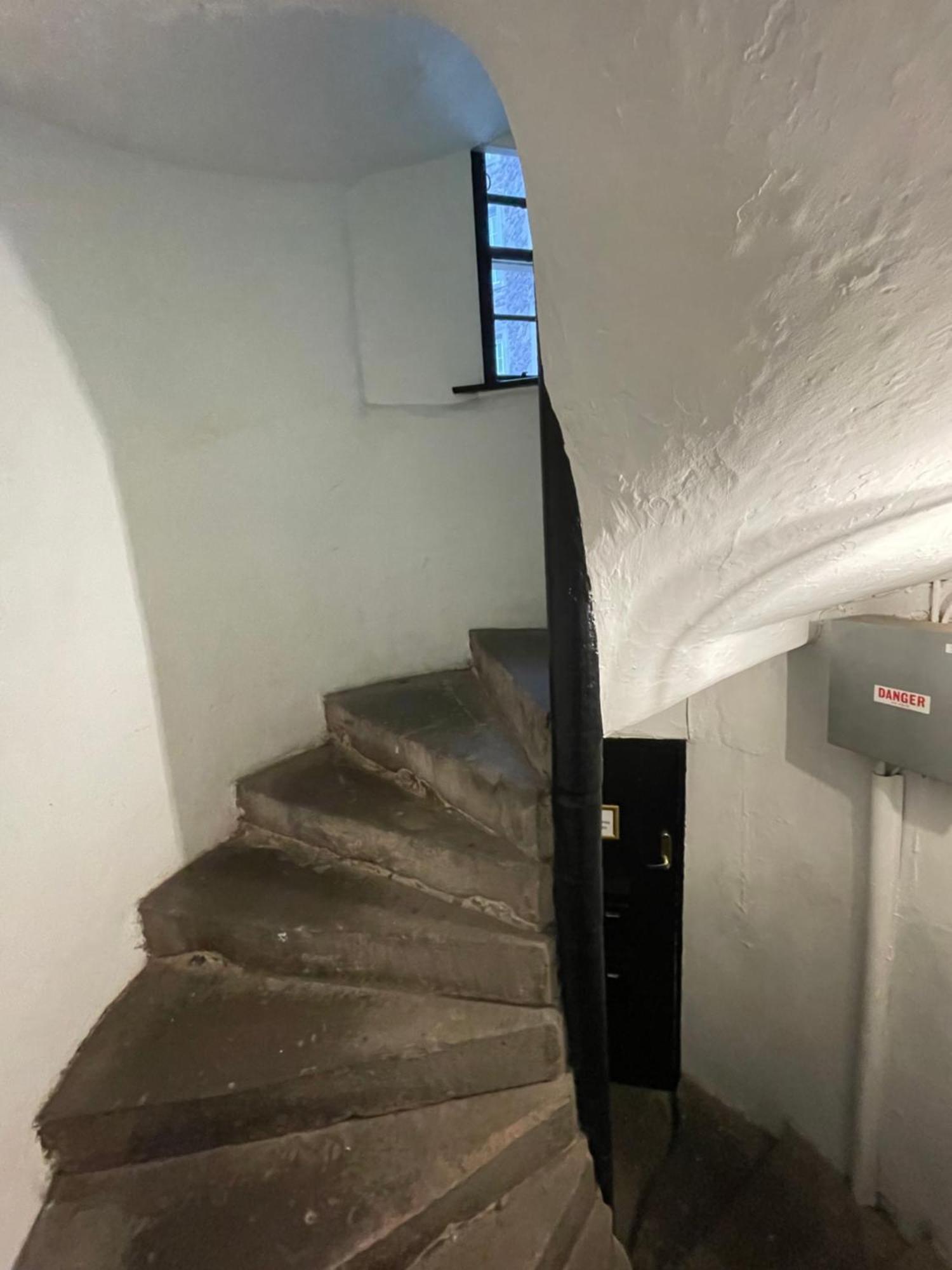 Royal Mile Balconies By The Castle Aparthotel Edimburgo Exterior foto The spiral staircase
