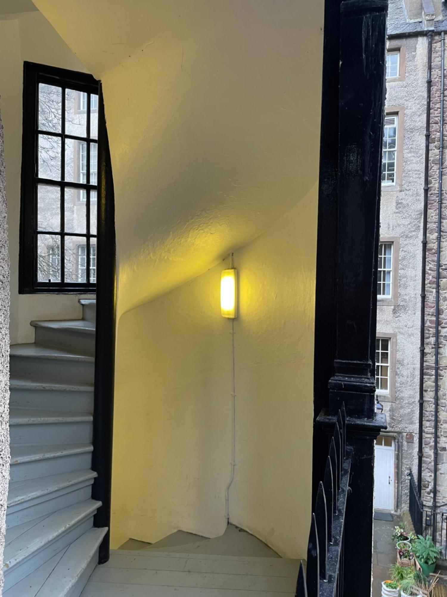 Royal Mile Balconies By The Castle Aparthotel Edimburgo Exterior foto The yellow light