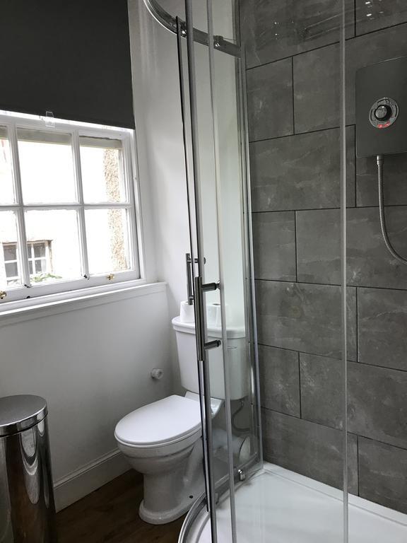 Royal Mile Balconies By The Castle Aparthotel Edimburgo Exterior foto A shower enclosure
