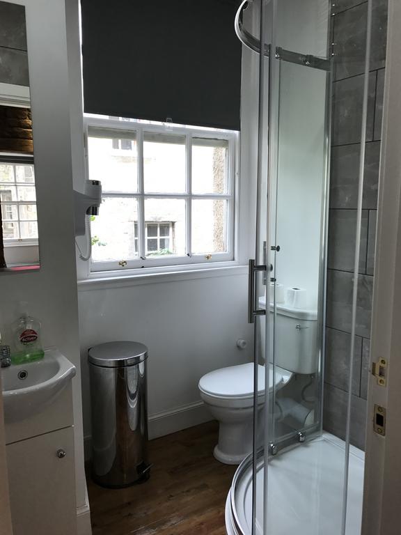 Royal Mile Balconies By The Castle Aparthotel Edimburgo Exterior foto Bathroom in a typical apartment