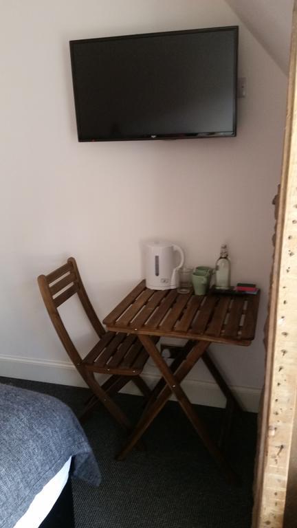 Royal Mile Balconies By The Castle Aparthotel Edimburgo Exterior foto A kettle on a table