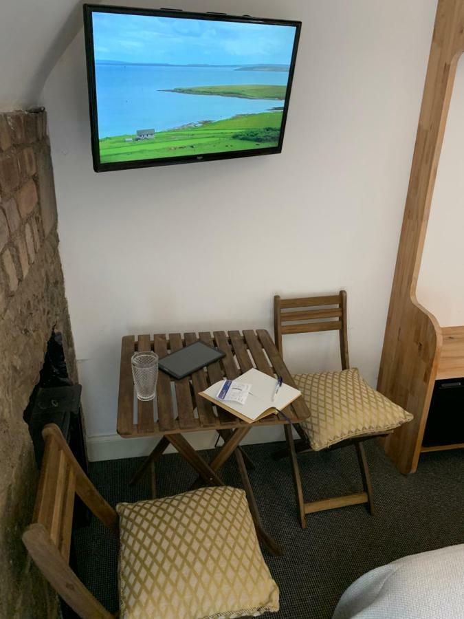 Royal Mile Balconies By The Castle Aparthotel Edimburgo Exterior foto A room at the hotel