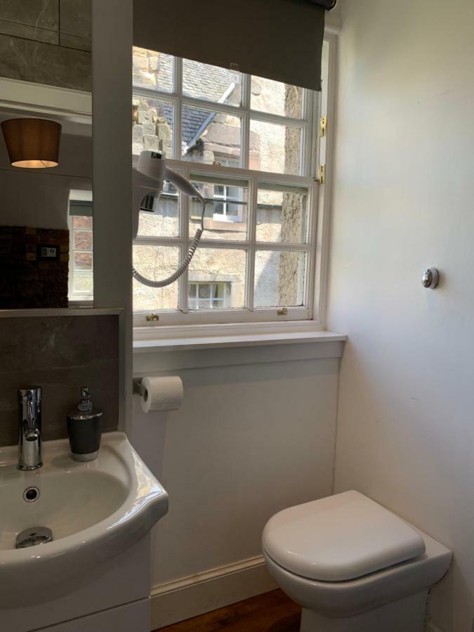 Royal Mile Balconies By The Castle Aparthotel Edimburgo Exterior foto A shower in a bathroom