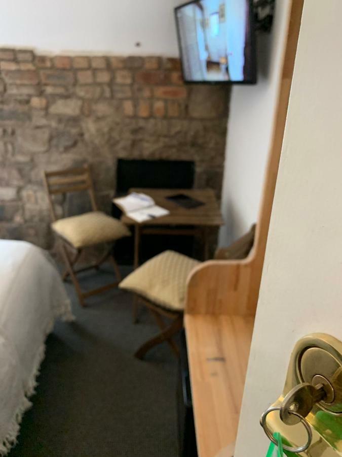 Royal Mile Balconies By The Castle Aparthotel Edimburgo Exterior foto A room at the hotel