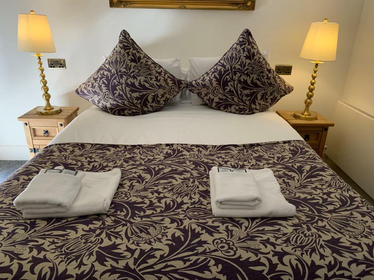 Royal Mile Balconies By The Castle Aparthotel Edimburgo Exterior foto A bed with a duvet