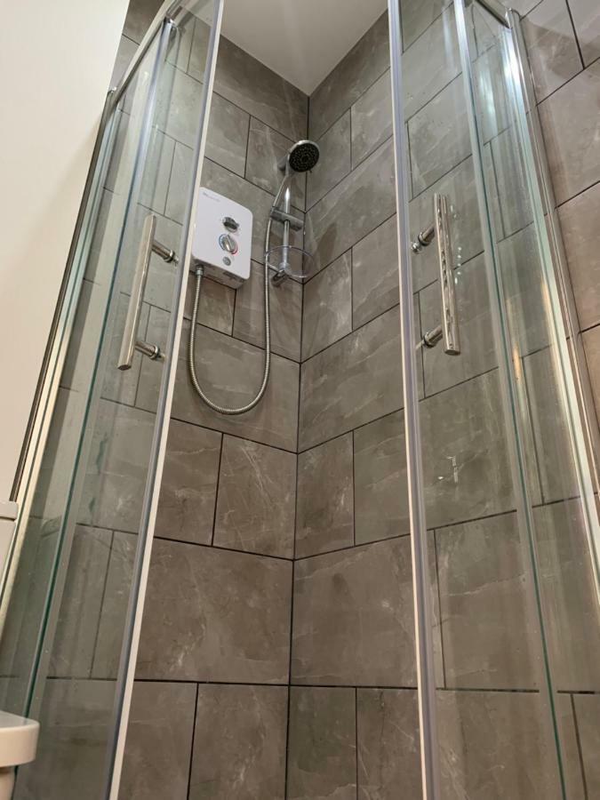 Royal Mile Balconies By The Castle Aparthotel Edimburgo Exterior foto A shower cubicle