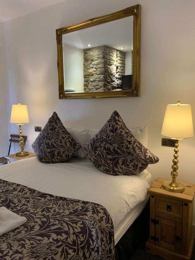 Royal Mile Balconies By The Castle Aparthotel Edimburgo Exterior foto A bedroom at the hotel